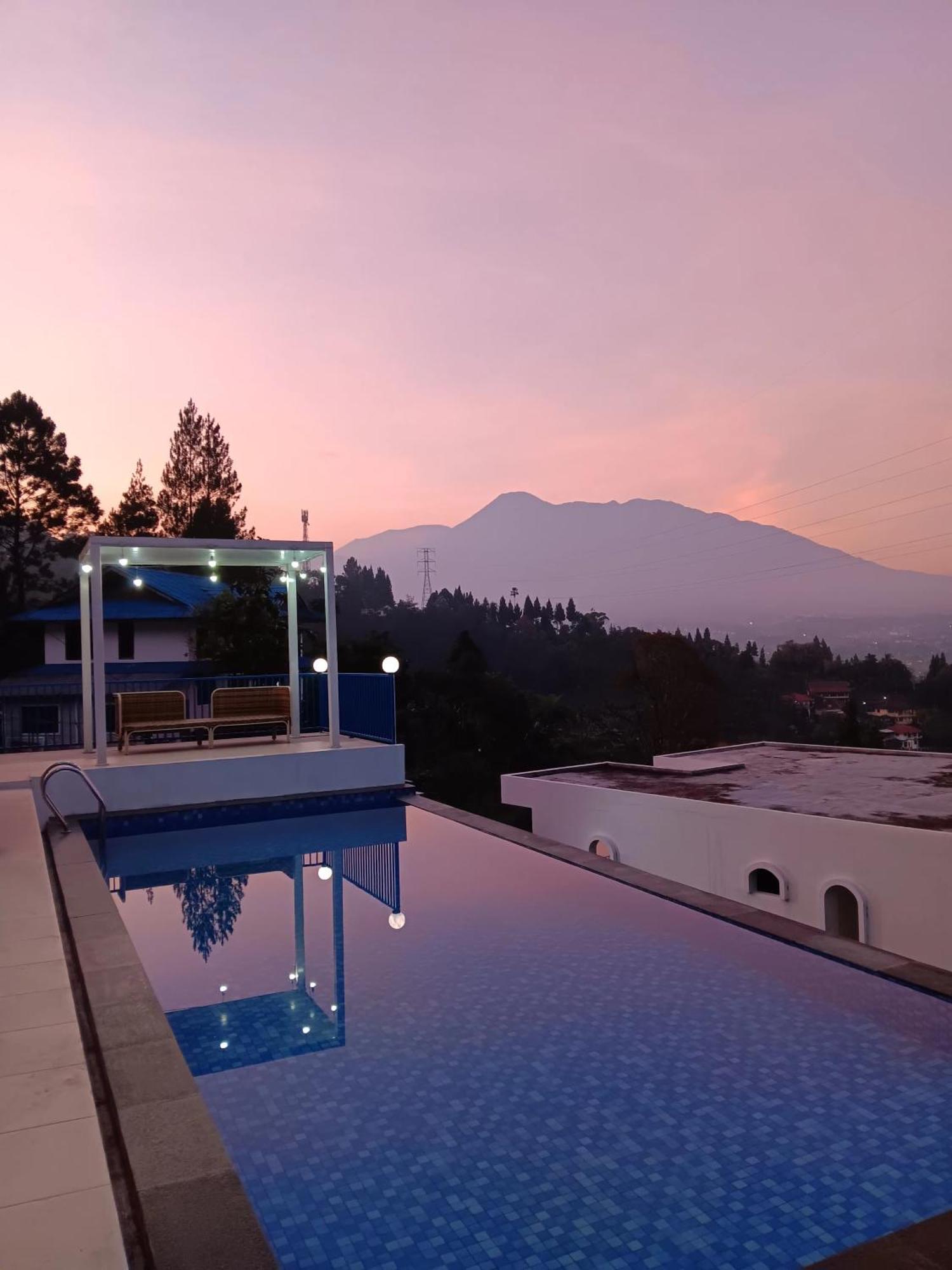 Villa Blue Door, Puncak Pondok Cipaseban Экстерьер фото